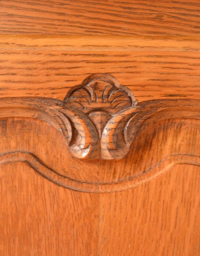 アンティークのキャビネット アンティーク家具 フランスから届いたアンティークナイトテーブル。扉にも優雅な彫りのデザインが刻まれています。(j-1582-f)