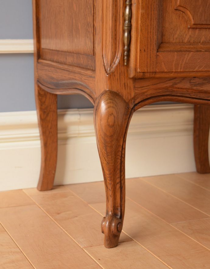 アンティークのキャビネット アンティーク家具 フランスから届いたアンティークナイトテーブル。スラリと伸びた美しい猫脚。(j-1582-f)