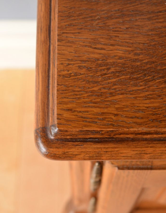 アンティークのキャビネット アンティーク家具 フランスから届いたアンティークナイトテーブル。角が丸くなっているので、小さなお子さまがいるお家でも安心してお使い頂けます。(j-1582-f)