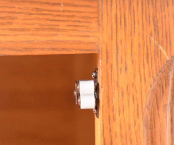 アンティークのキャビネット アンティーク家具 フランスから届いたアンティークナイトテーブル。ローラーキャッチャーが付いているので開閉はスムーズです。(j-1582-f)