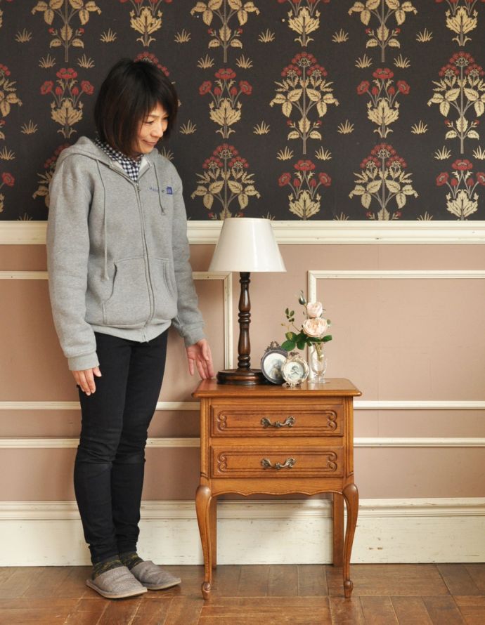 アンティークのチェスト アンティーク家具 南フランスのアンティーク家具、彫りが美しいベッドサイドチェスト(2段)。チェアの横に置けば、サイドテーブル代わりに。(j-1583-f)