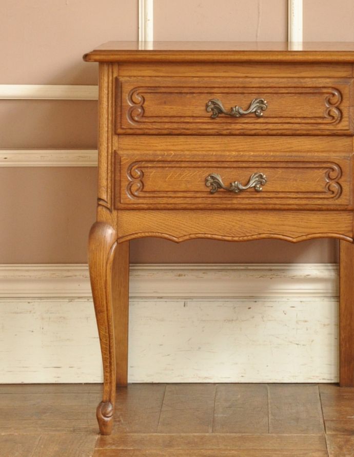 アンティークのチェスト アンティーク家具 南フランスのアンティーク家具、彫りが美しいベッドサイドチェスト(2段)。リビングではメモ、リモコン、筆記用具など近くに置いておきたいものを収納しておけばとっても便利ですよ。(j-1583-f)