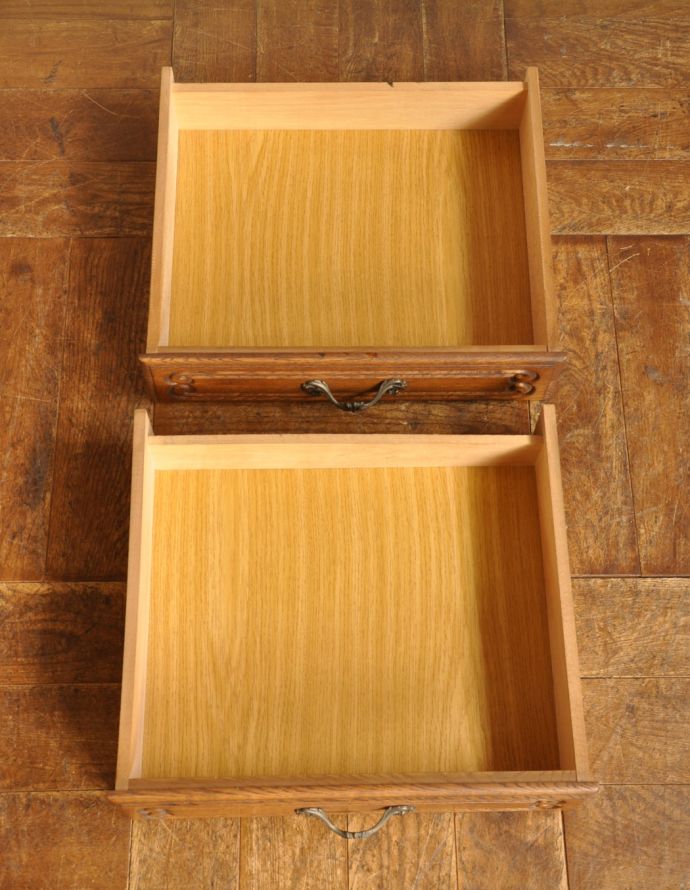 アンティークのチェスト アンティーク家具 南フランスのアンティーク家具、彫りが美しいベッドサイドチェスト(2段)。引き出しは2杯。(j-1583-f)