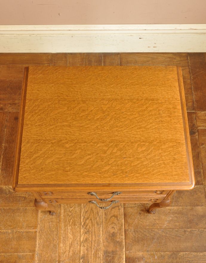 アンティークのチェスト アンティーク家具 南フランスのアンティーク家具、彫りが美しいベッドサイドチェスト(2段)。ピカピカにお直ししてあります。(j-1583-f)