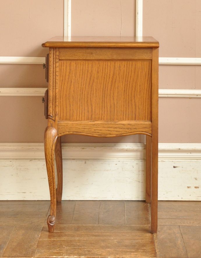 アンティークのチェスト アンティーク家具 南フランスのアンティーク家具、彫りが美しいベッドサイドチェスト(2段)。サイドもカットが施され、どこから見ても絵になる美しさです。(j-1583-f)