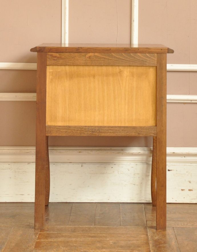 アンティークのチェスト アンティーク家具 南フランスのアンティーク家具、彫りが美しいベッドサイドチェスト(2段)。きちんとメンテナンスしてあるので、裏側もキレイです。(j-1583-f)