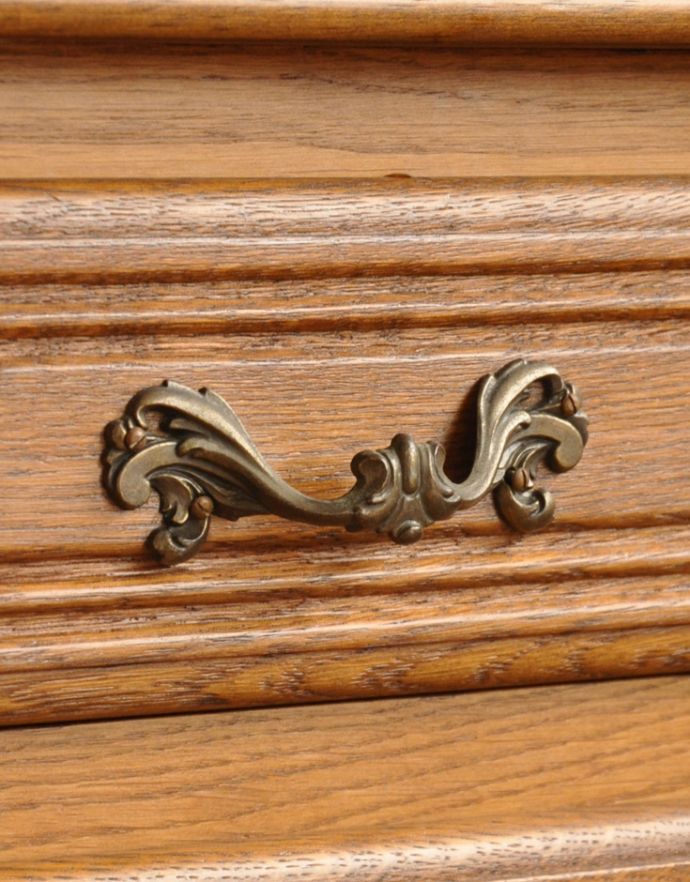 アンティークのチェスト アンティーク家具 南フランスのアンティーク家具、彫りが美しいベッドサイドチェスト(2段)。アンティークならではの高級感のある取っ手です。(j-1583-f)