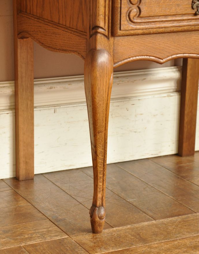 アンティークのチェスト アンティーク家具 南フランスのアンティーク家具、彫りが美しいベッドサイドチェスト(2段)。上品で美しい猫脚です。(j-1583-f)