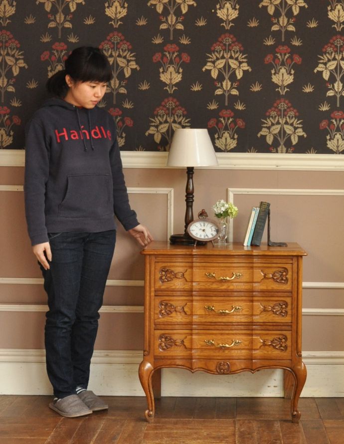 アンティークのチェスト　アンティーク家具　南フランスのアンティーク家具、彫がたっぷりの3段チェスト。チェアの横に置けば、サイドテーブル代わりに。(j-1584-f)