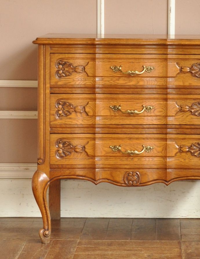 アンティークのチェスト　アンティーク家具　南フランスのアンティーク家具、彫がたっぷりの3段チェスト。客間やリビングなどキチンとした雰囲気を作りたいコーナーにも最適です。(j-1584-f)