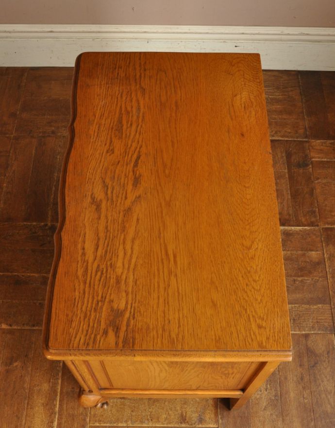 アンティークのチェスト　アンティーク家具　南フランスのアンティーク家具、彫がたっぷりの3段チェスト。天板もピカピカにお直ししてあります。(j-1584-f)