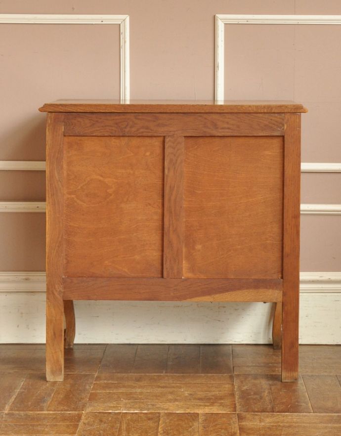 アンティークのチェスト　アンティーク家具　南フランスのアンティーク家具、彫がたっぷりの3段チェスト。きちんとメンテナンスしてあるので、裏側もキレイです。(j-1584-f)