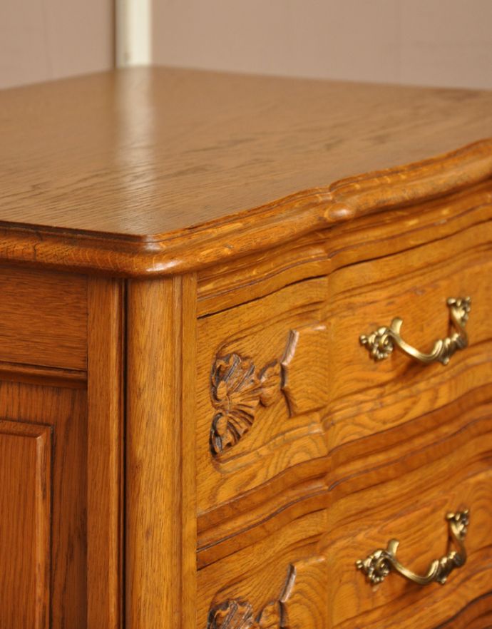 アンティークのチェスト　アンティーク家具　南フランスのアンティーク家具、彫がたっぷりの3段チェスト。角が丸いので小さなお子様がいるお家でも安心です。(j-1584-f)