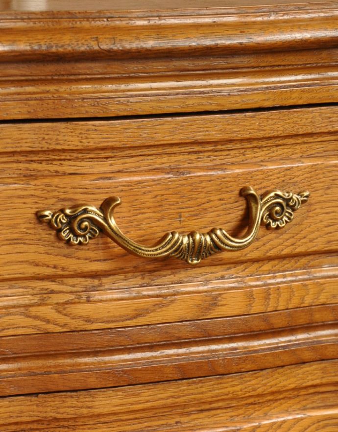 アンティークのチェスト　アンティーク家具　南フランスのアンティーク家具、彫がたっぷりの3段チェスト。優雅な引き出しの取っ手です。(j-1584-f)