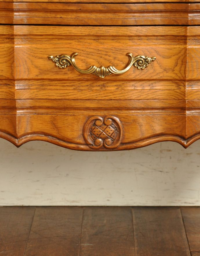 アンティークのチェスト　アンティーク家具　南フランスのアンティーク家具、彫がたっぷりの3段チェスト。繊細で高級感たっぷりの扉の彫り。(j-1584-f)