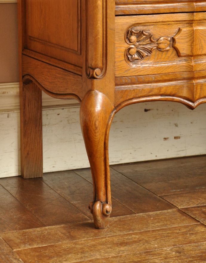 アンティークのチェスト　アンティーク家具　南フランスのアンティーク家具、彫がたっぷりの3段チェスト。人気の猫脚です。(j-1584-f)