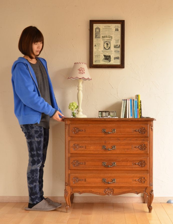 アンティークのチェスト　アンティーク家具　南仏プロバンスのアンティーク家具、彫がキレイな４段チェスト。高級感があって女性らしい優しい曲線。(j-1585-f)