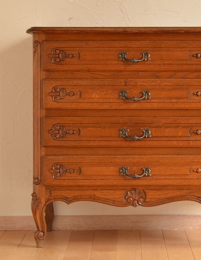 アンティークのチェスト　アンティーク家具　南仏プロバンスのアンティーク家具、彫がキレイな４段チェスト。リビングではメモ、リモコン、筆記用具など近くに置いておきたいものを収納しておけばとっても便利ですよ。(j-1585-f)