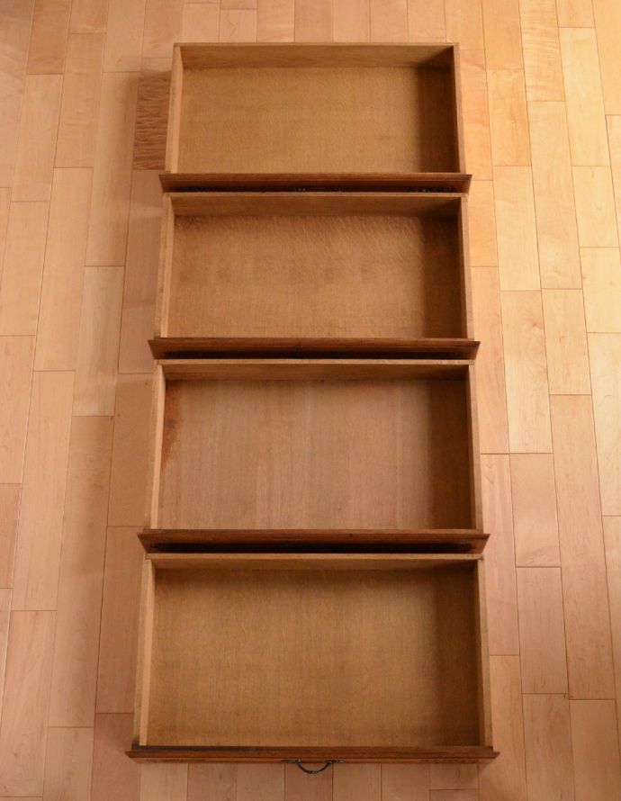 アンティークのチェスト　アンティーク家具　南仏プロバンスのアンティーク家具、彫がキレイな４段チェスト。引き出しは全部で４杯。(j-1585-f)