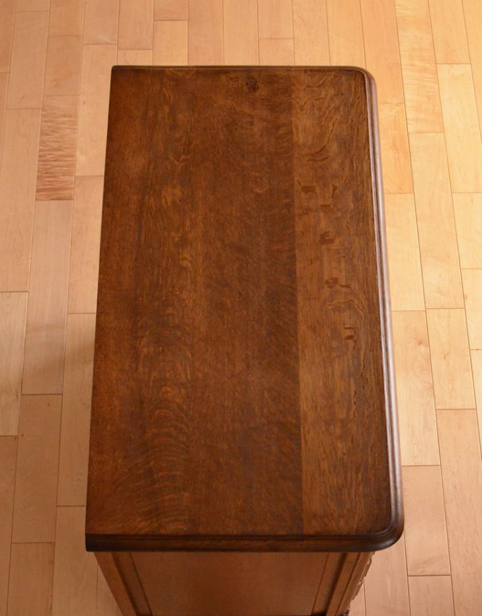 アンティークのチェスト　アンティーク家具　南仏プロバンスのアンティーク家具、彫がキレイな４段チェスト。天板も木目がとってもキレイです。(j-1585-f)