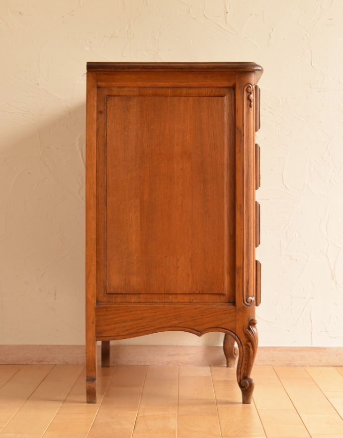 アンティークのチェスト　アンティーク家具　南仏プロバンスのアンティーク家具、彫がキレイな４段チェスト。横から見てもステキです。(j-1585-f)