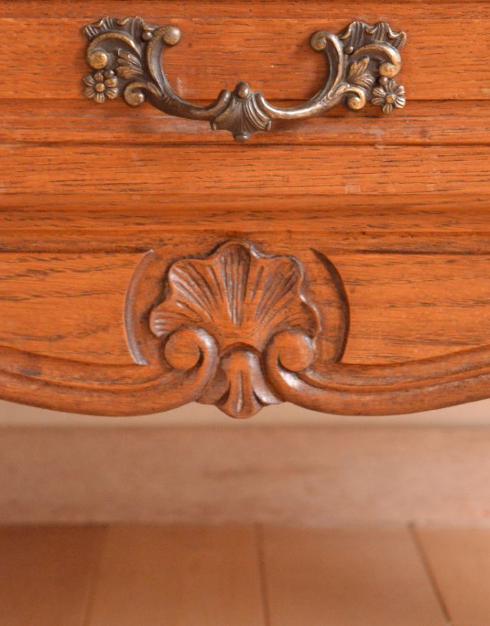 アンティークのチェスト　アンティーク家具　南仏プロバンスのアンティーク家具、彫がキレイな４段チェスト。隅々まで繊細な彫があります。(j-1585-f)