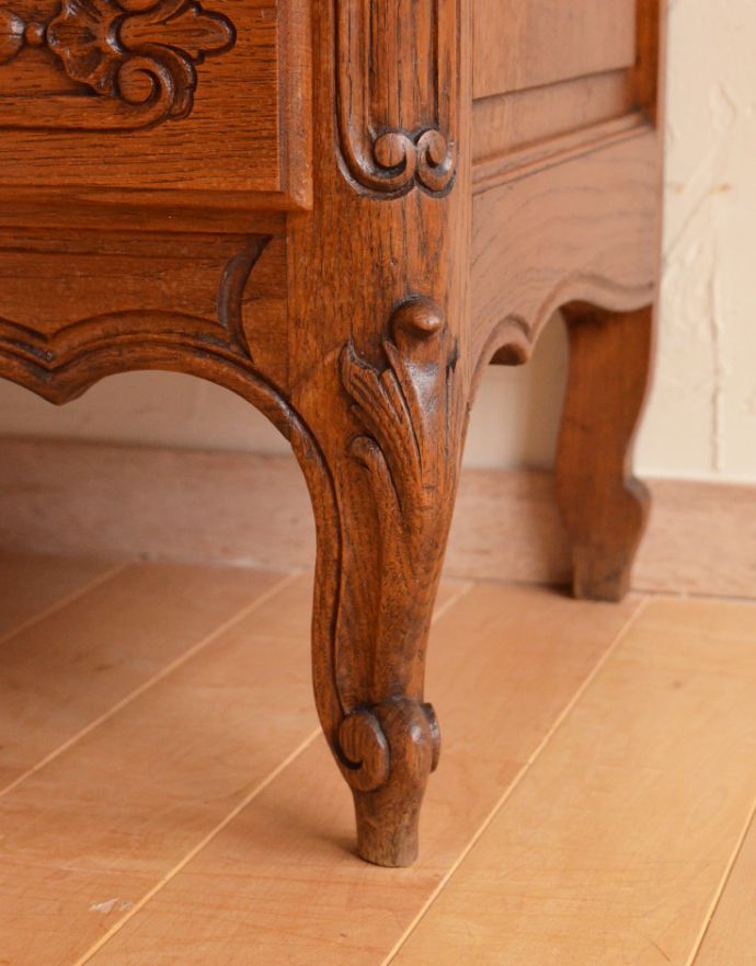 アンティークのチェスト　アンティーク家具　南仏プロバンスのアンティーク家具、彫がキレイな４段チェスト。美しい彫が入った脚先。(j-1585-f)