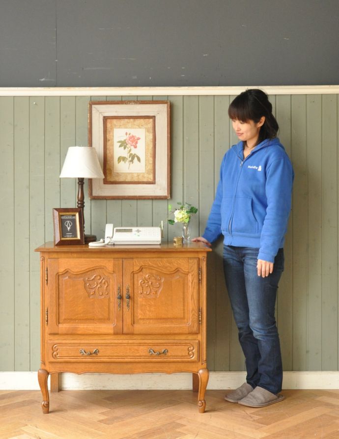 アンティークのキャビネット　アンティーク家具　フランスの素敵なアンティーク家具、木製のキャビネット。美しい彫で存在感があるキャビネット。(j-1587-f)