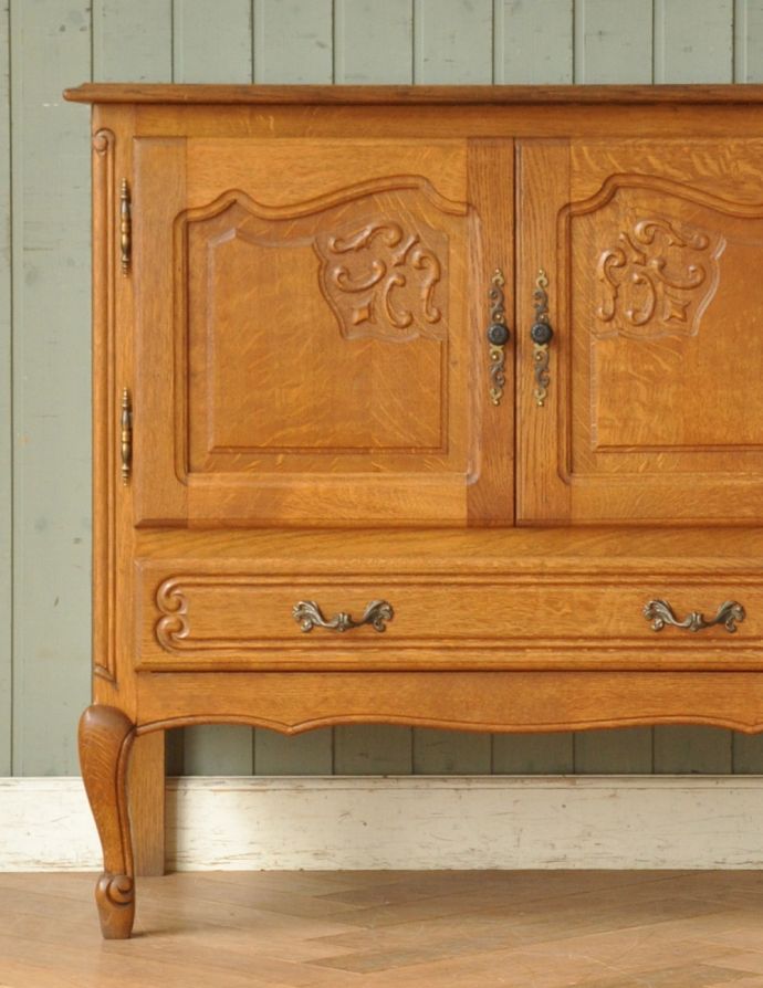 アンティークのキャビネット　アンティーク家具　フランスの素敵なアンティーク家具、木製のキャビネット。繊細で高級感たっぷりの扉の彫り。(j-1587-f)