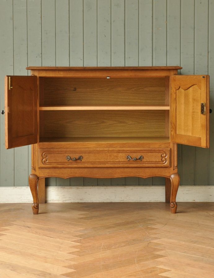 アンティークのキャビネット　アンティーク家具　フランスの素敵なアンティーク家具、木製のキャビネット。棚板があるので整理しやすいです。(j-1587-f)