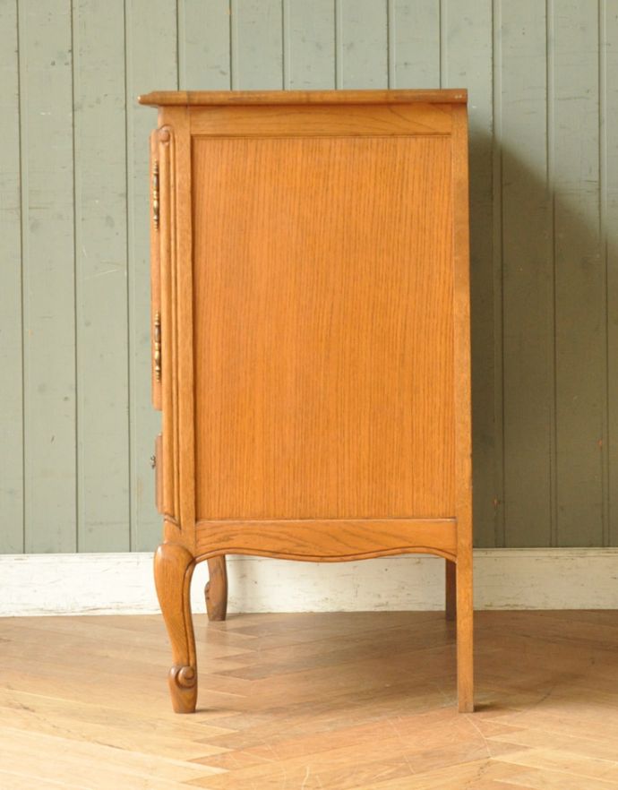 アンティークのキャビネット　アンティーク家具　フランスの素敵なアンティーク家具、木製のキャビネット。サイドから見てもキレイな状態です。(j-1587-f)