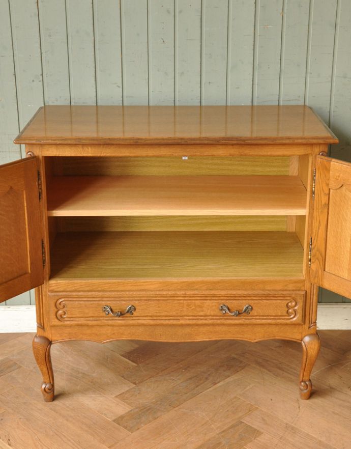 アンティークのキャビネット　アンティーク家具　フランスの素敵なアンティーク家具、木製のキャビネット。扉内も綺麗な状態です。(j-1587-f)