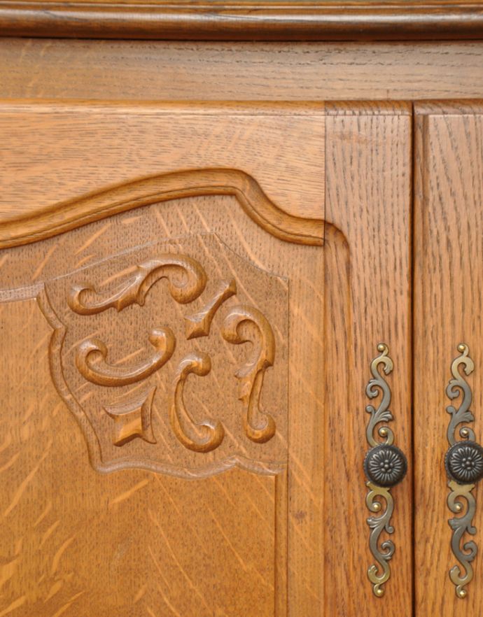 アンティークのキャビネット　アンティーク家具　フランスの素敵なアンティーク家具、木製のキャビネット。植物があしらわれた装飾にはどこか和の美しさを感じます。(j-1587-f)