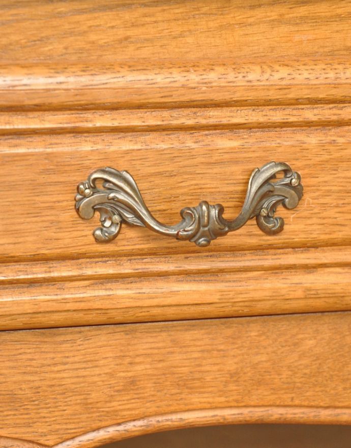アンティークのキャビネット　アンティーク家具　フランスの素敵なアンティーク家具、木製のキャビネット。優雅な曲線の取っ手。(j-1587-f)
