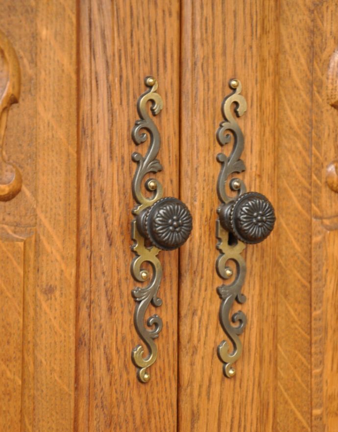 アンティークのキャビネット　アンティーク家具　フランスの素敵なアンティーク家具、木製のキャビネット。凝った繊細な装飾が、フランスらしいです。(j-1587-f)