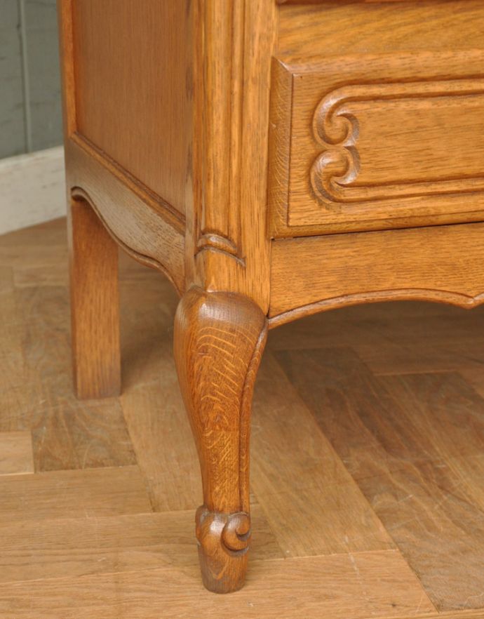 アンティークのキャビネット　アンティーク家具　フランスの素敵なアンティーク家具、木製のキャビネット。安定感のある脚がしっかり支えます。(j-1587-f)