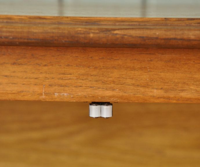 アンティークのキャビネット　アンティーク家具　フランスの素敵なアンティーク家具、木製のキャビネット。扉にはローラーキャッチャーが付いているので開け閉めはスムーズです。(j-1587-f)