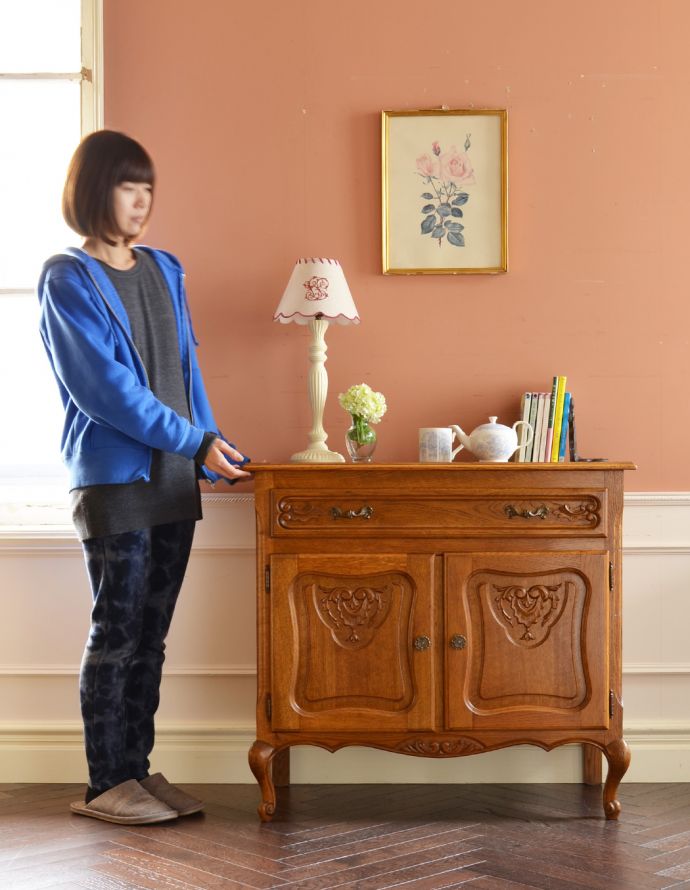 アンティークのキャビネット　アンティーク家具　リビングで使えるフレンチキャビネット、南仏デザインのアンティーク家具。美しい彫で存在感があるキャビネット。(j-1588-f)