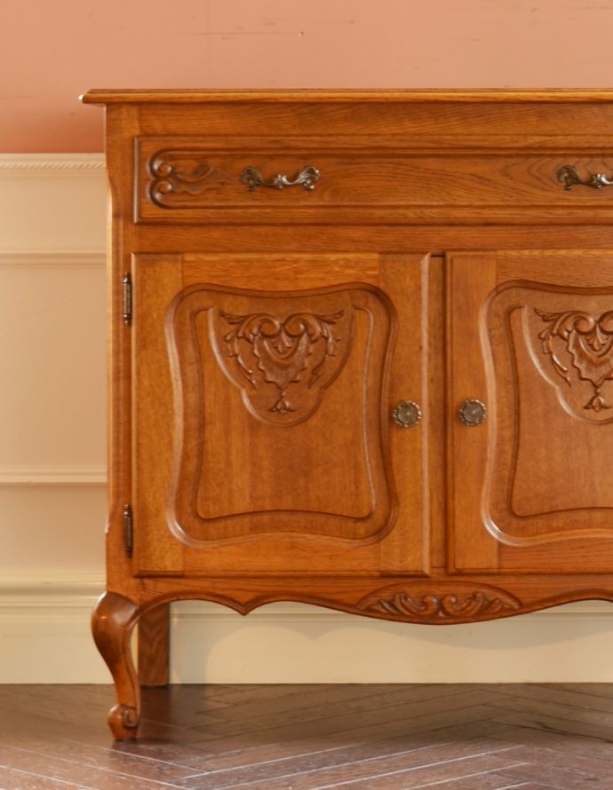 アンティークのキャビネット　アンティーク家具　リビングで使えるフレンチキャビネット、南仏デザインのアンティーク家具。繊細で高級感たっぷりの扉の彫り。(j-1588-f)