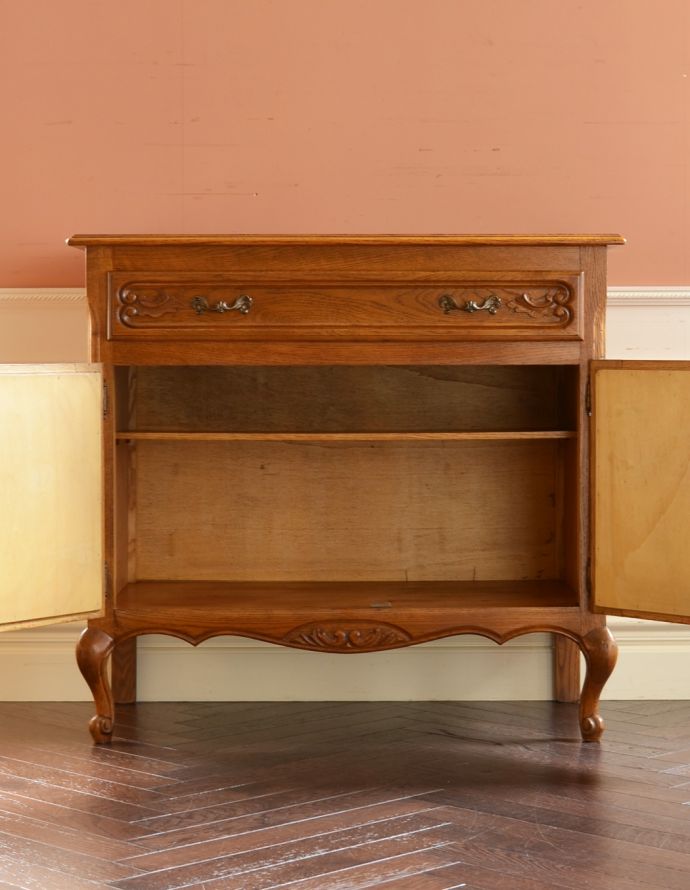 アンティークのキャビネット　アンティーク家具　リビングで使えるフレンチキャビネット、南仏デザインのアンティーク家具。棚板があるので整理しやすいです。(j-1588-f)