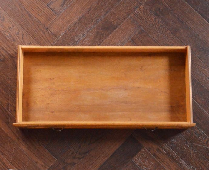 アンティークのキャビネット　アンティーク家具　リビングで使えるフレンチキャビネット、南仏デザインのアンティーク家具。引き出しは１杯。(j-1588-f)