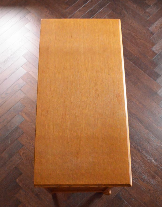 アンティークのキャビネット　アンティーク家具　リビングで使えるフレンチキャビネット、南仏デザインのアンティーク家具。天板もピカピカにお直ししました。(j-1588-f)