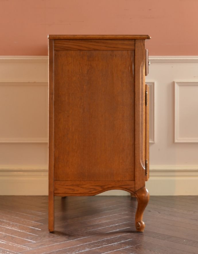 アンティークのキャビネット　アンティーク家具　リビングで使えるフレンチキャビネット、南仏デザインのアンティーク家具。サイドも額縁みたいな高級感のある彫。(j-1588-f)