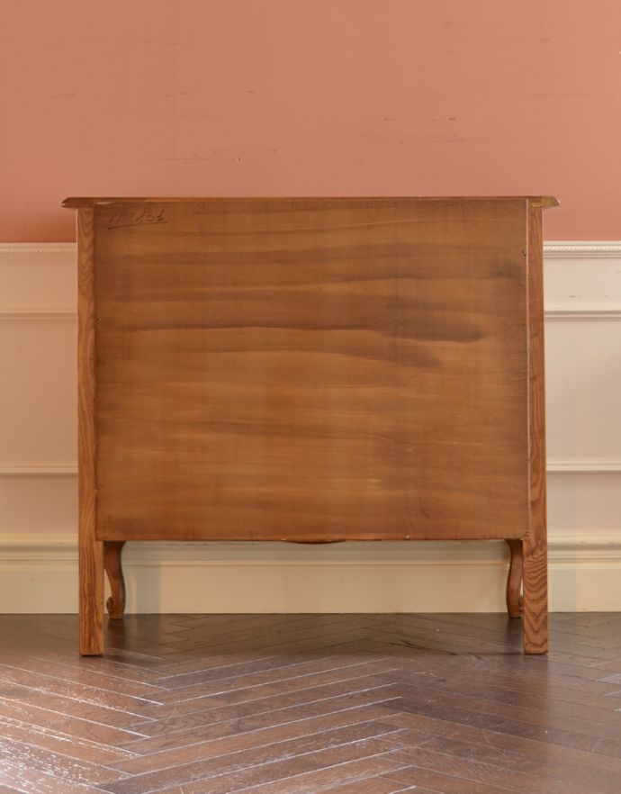 アンティークのキャビネット　アンティーク家具　リビングで使えるフレンチキャビネット、南仏デザインのアンティーク家具。キチンとメンテナンスしてあるので、裏側もキレイです。(j-1588-f)