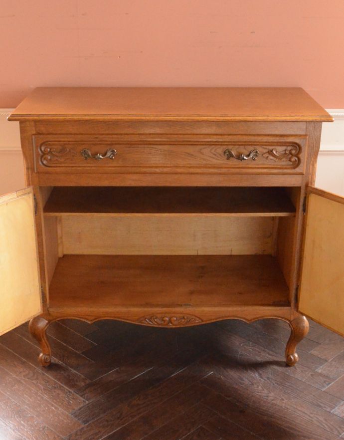 アンティークのキャビネット　アンティーク家具　リビングで使えるフレンチキャビネット、南仏デザインのアンティーク家具。内側もキレイな状態です。(j-1588-f)