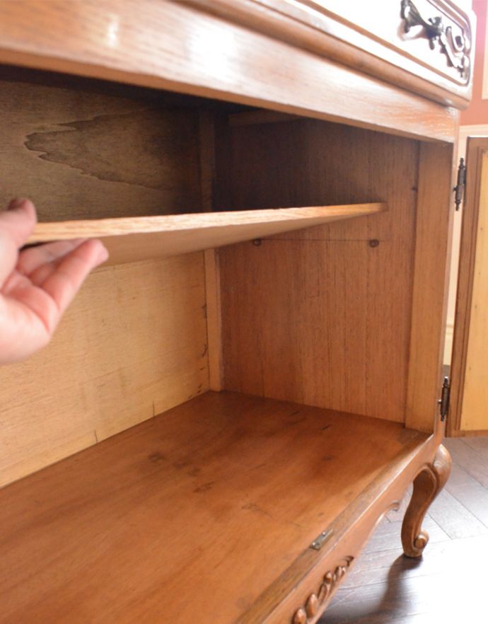 アンティークのキャビネット　アンティーク家具　リビングで使えるフレンチキャビネット、南仏デザインのアンティーク家具。棚板は可動です。(j-1588-f)