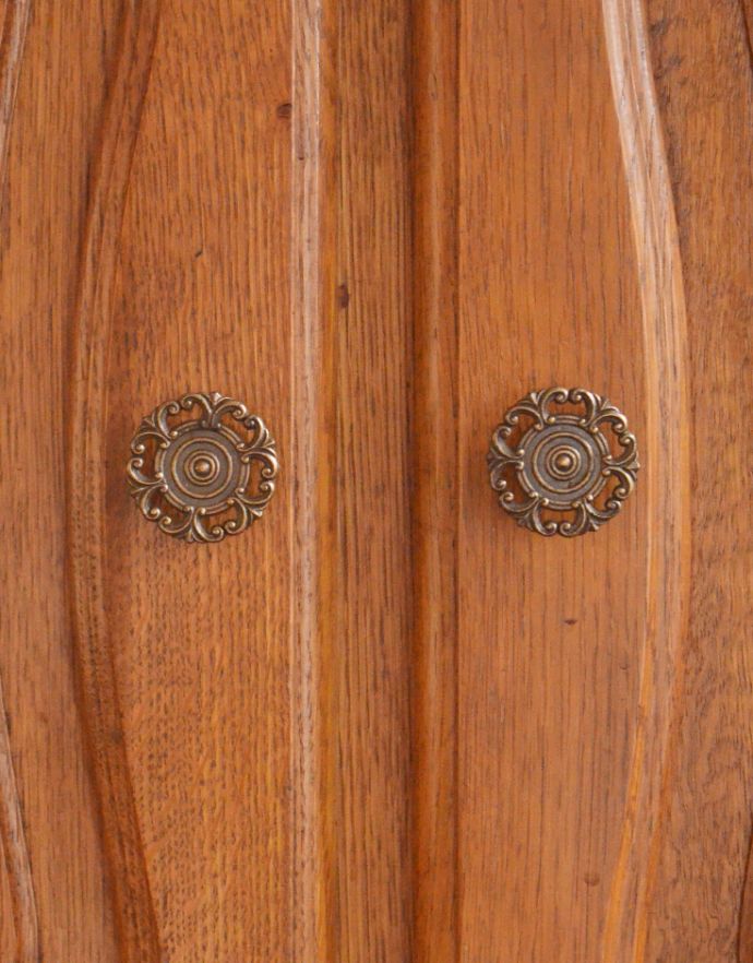 アンティークのキャビネット　アンティーク家具　リビングで使えるフレンチキャビネット、南仏デザインのアンティーク家具。凝った繊細な装飾が、フランスらしいです。(j-1588-f)