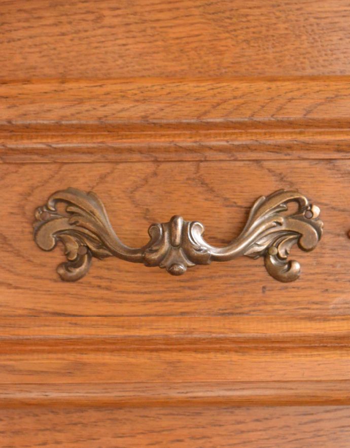 アンティークのキャビネット　アンティーク家具　リビングで使えるフレンチキャビネット、南仏デザインのアンティーク家具。優雅な曲線の取っ手。(j-1588-f)