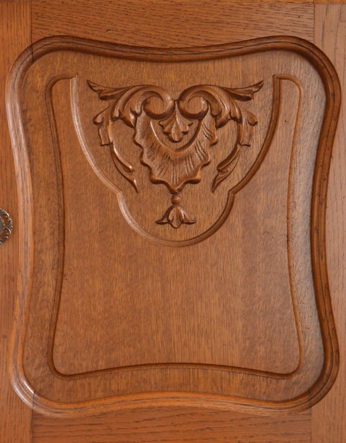 アンティークのキャビネット　アンティーク家具　リビングで使えるフレンチキャビネット、南仏デザインのアンティーク家具。豪華で細やかな彫がリッチな気分にしてくれます。(j-1588-f)