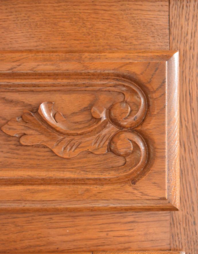 アンティークのキャビネット　アンティーク家具　リビングで使えるフレンチキャビネット、南仏デザインのアンティーク家具。隅々まで美しい装飾があります。(j-1588-f)